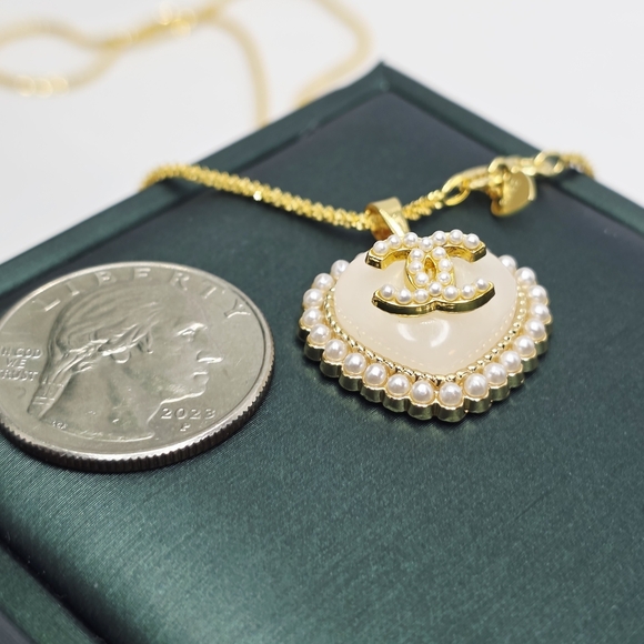 CHANEL Heart Pearl Pendant Necklace Gold/Cream on 20" Rope Chain - Picture 3 of 4